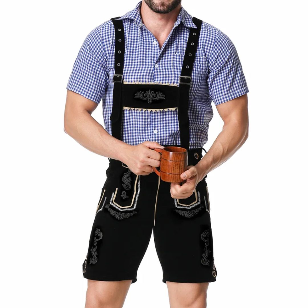 Mann in traditioneller schwarzer Lederhose mit blau-weißem Hemd und Holzkrug, Oktoberfest-Outfit.