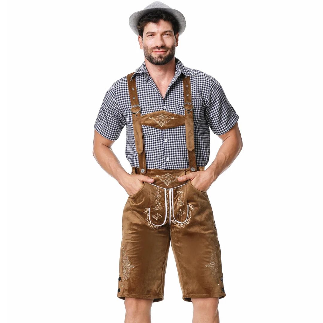 Mann in brauner Lederhose und kariertem Hemd, traditionelles bayerisches Trachtenoutfit.