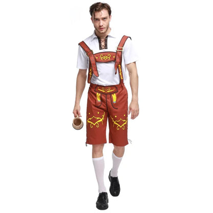 Mann in roter Lederhose mit Stickerei, weißem Hemd, Bierkrug, Trachtenmode, Oktoberfest-Outfit.
