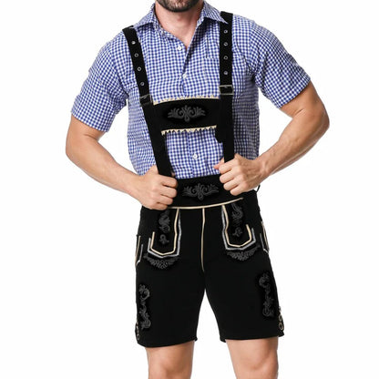 Mann in traditioneller schwarzer Lederhose mit blau-weiß kariertem Hemd, Trachtenmode.
