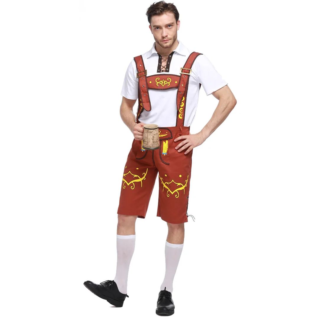Mann in roter Lederhose mit Stickerei, weißem Hemd, Bierkrug, Trachtenmode, Oktoberfest-Outfit.