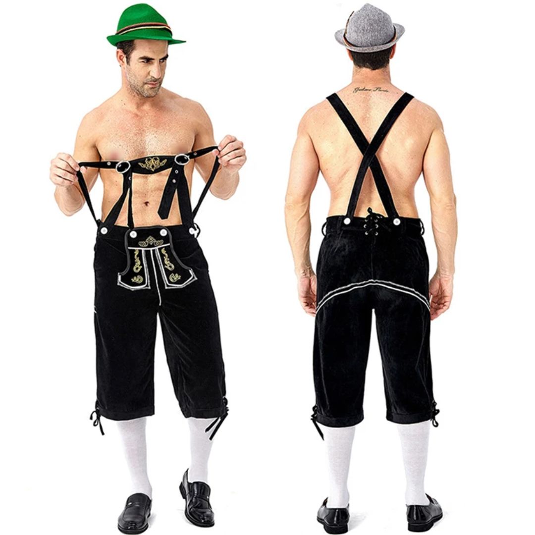 Mann in schwarzer Lederhose mit Hosenträgern, traditionelles bayerisches Trachtenoutfit.