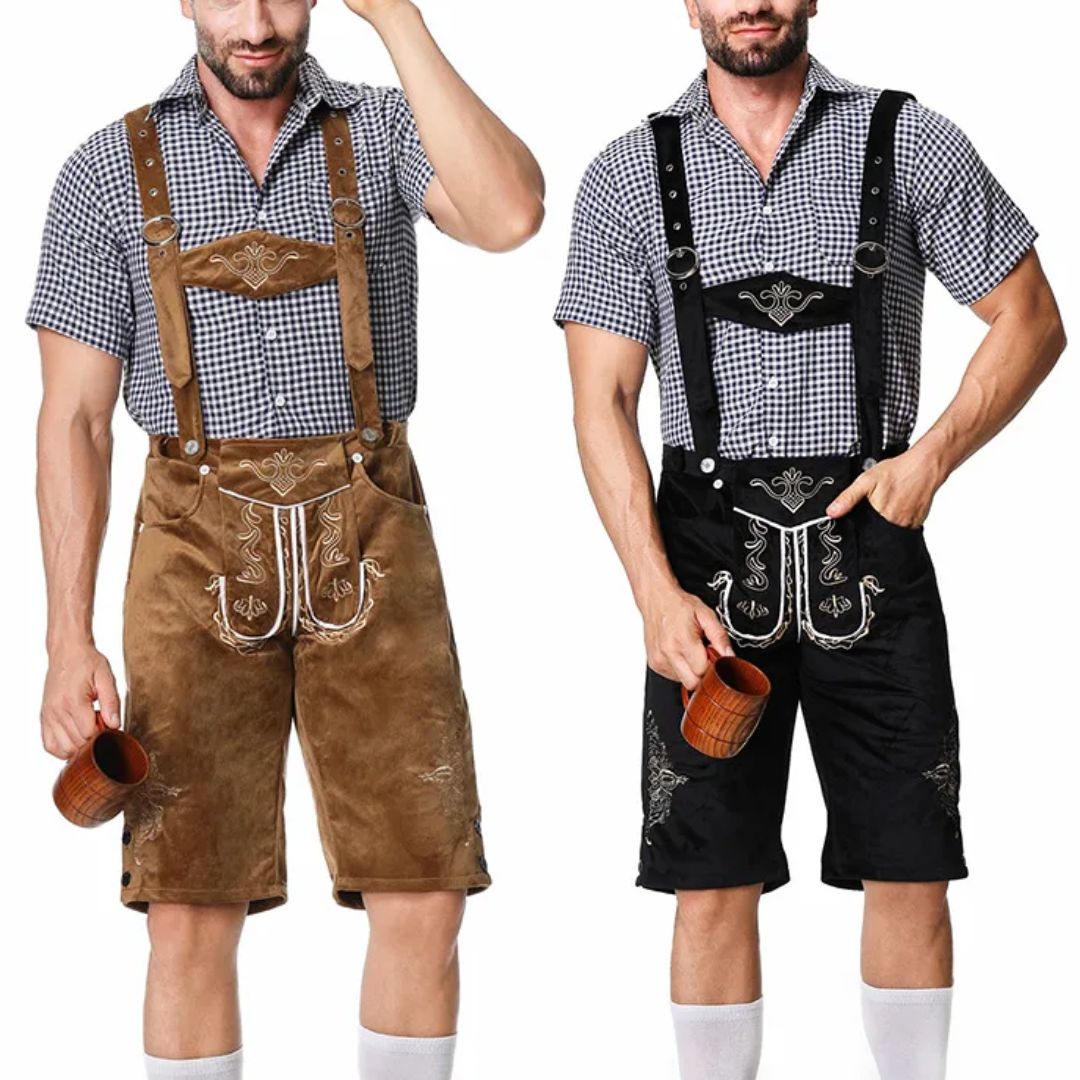 Zwei Männer in traditionellen Lederhosen, braun und schwarz, mit karierten Hemden und Bierkrügen.