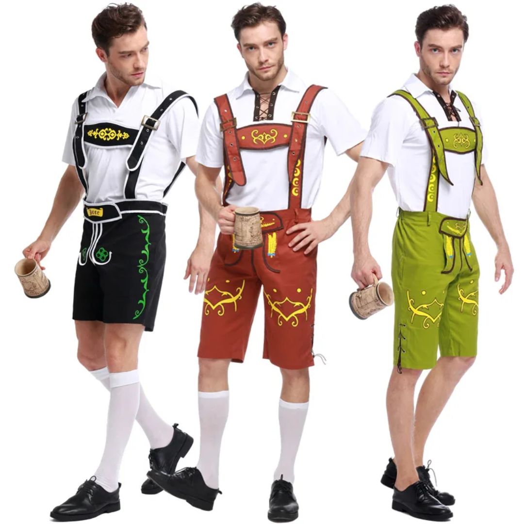 Drei Männer in traditionellen Lederhosen in Schwarz, Braun und Grün mit Bierkrügen.