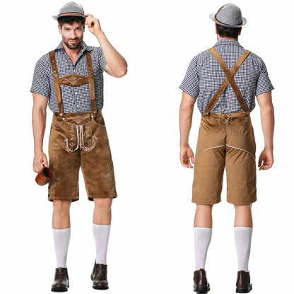 Mann in traditioneller brauner Lederhose mit Hosenträgern und kariertem Hemd, Oktoberfest-Outfit.
