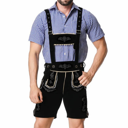 Mann in traditioneller schwarzer Lederhose mit blau-weiß kariertem Hemd, Trachtenmode.