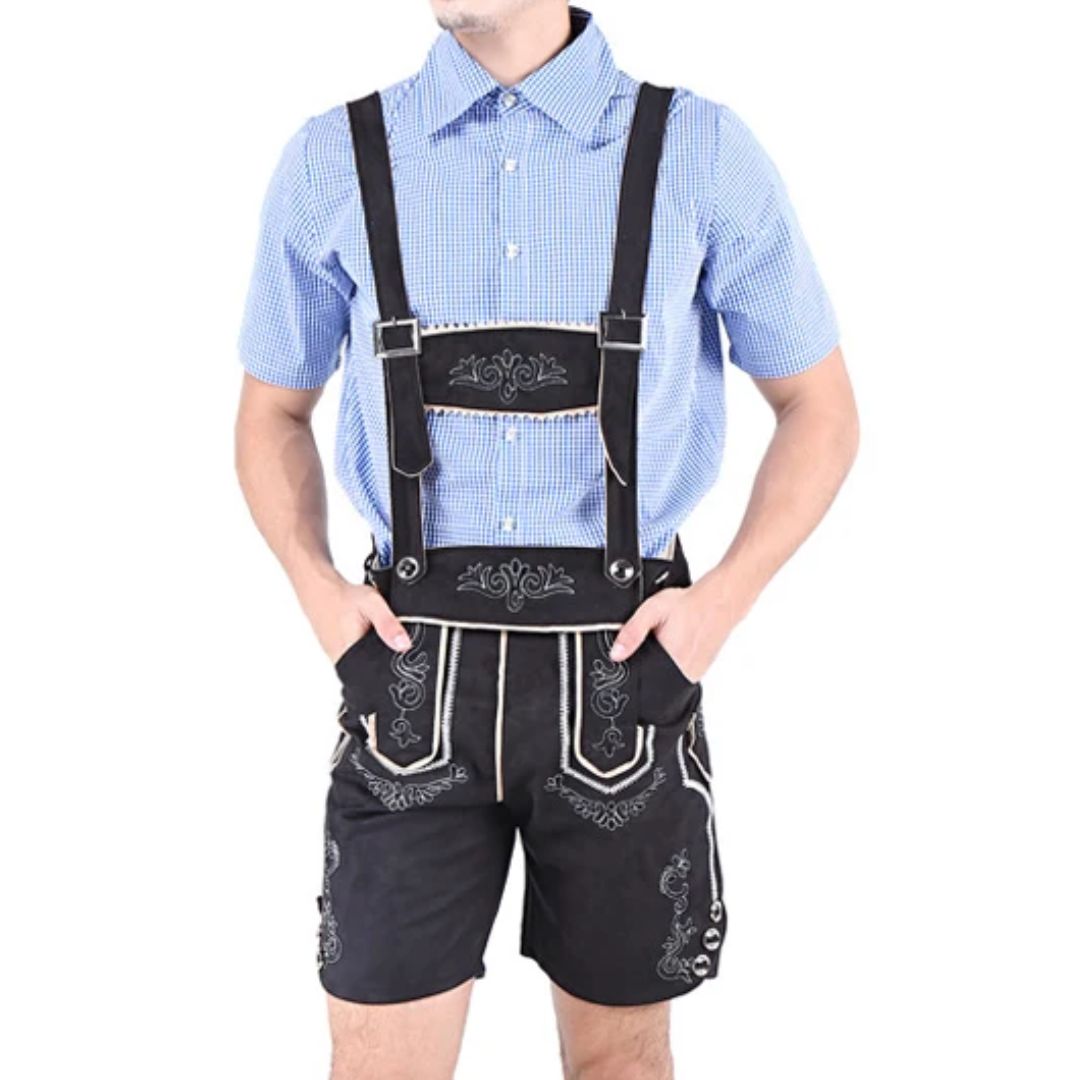 Mann in traditioneller schwarzer Lederhose mit blauer karierten Hemd, Trachtenmode, Oktoberfest.