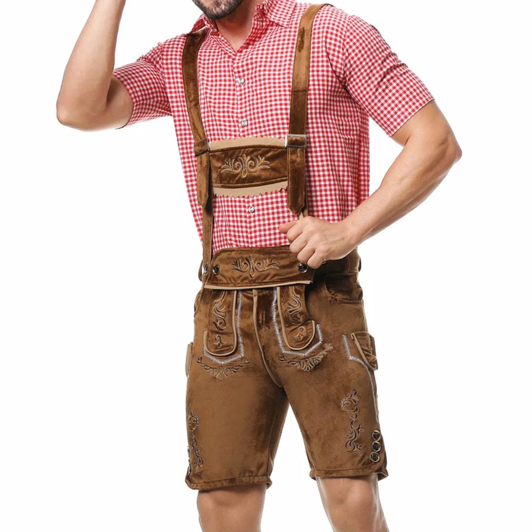 Mann in traditioneller brauner Lederhose mit rotem Karohemd, bayerische Trachtmode.