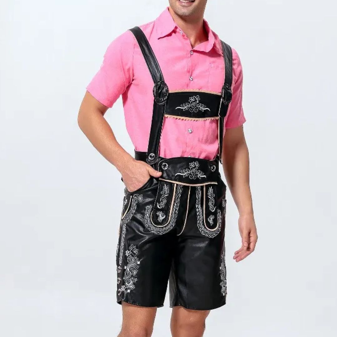 Mann in schwarzer Lederhose mit Stickerei, rosa Hemd, traditionell bayerische Tracht.