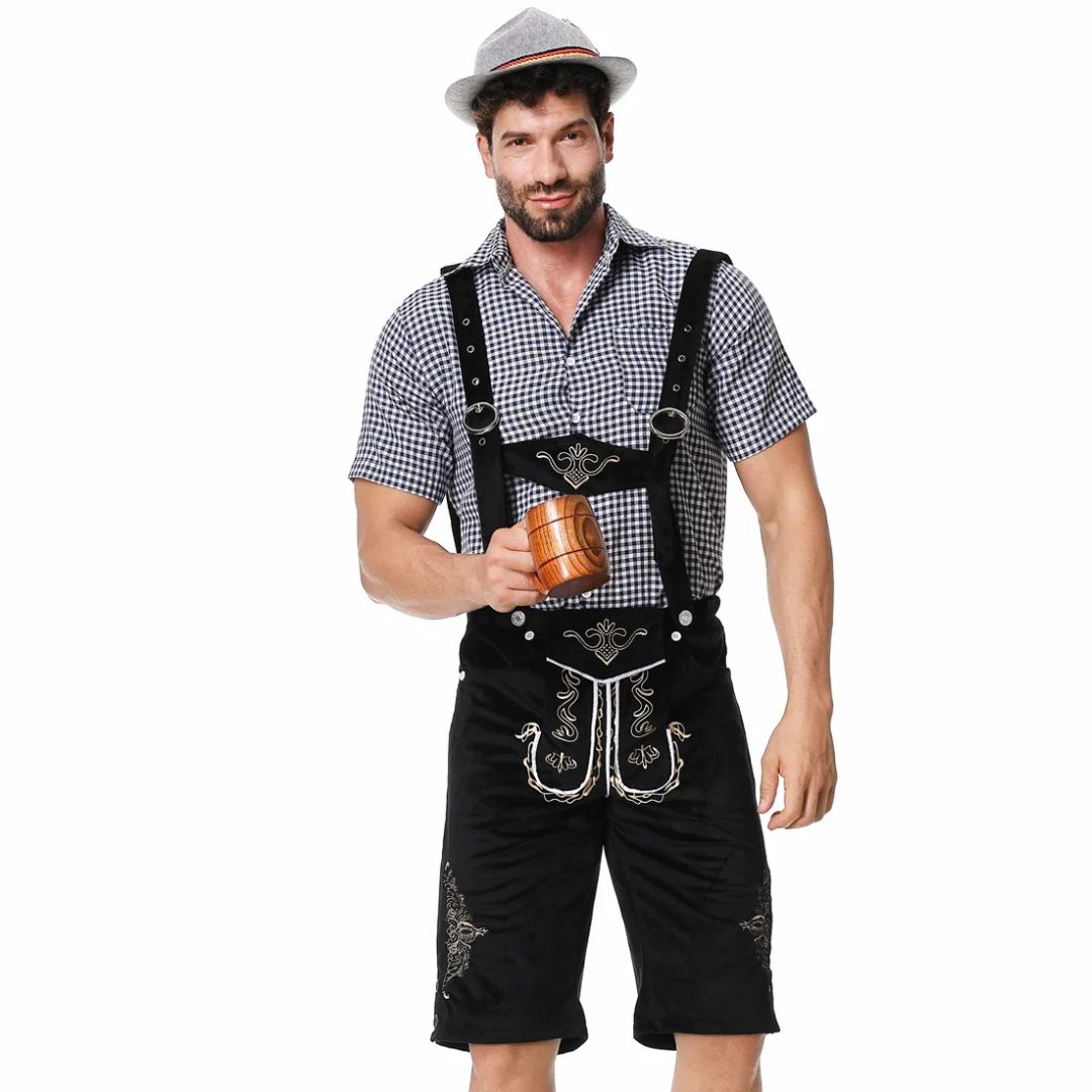 Mann in schwarzer Lederhose mit Trachtenhemd und Hut, hält Bierkrug, Oktoberfest-Outfit.