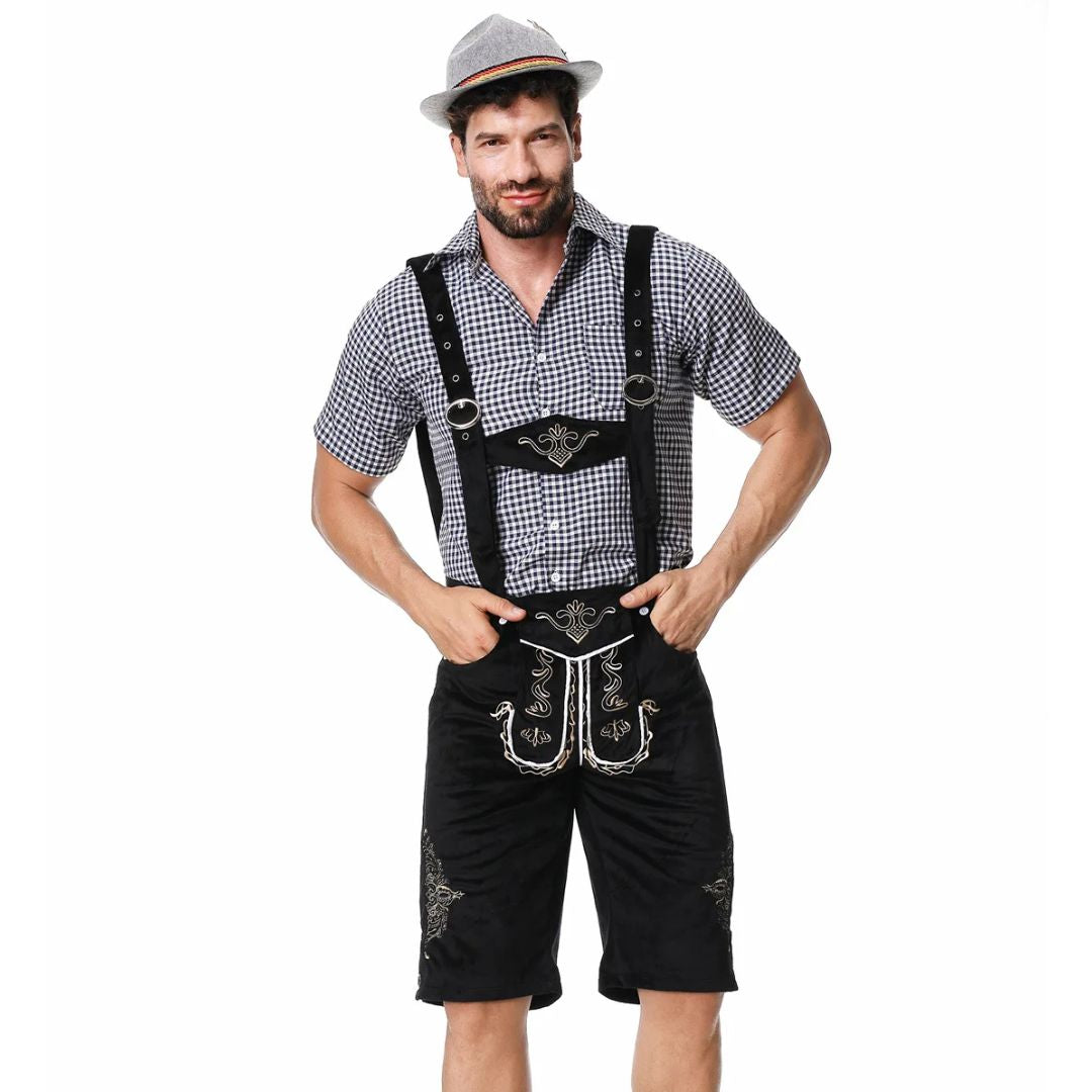 Mann in traditioneller schwarzer Lederhose mit grauem Hut und kariertem Hemd, Trachtenmode.