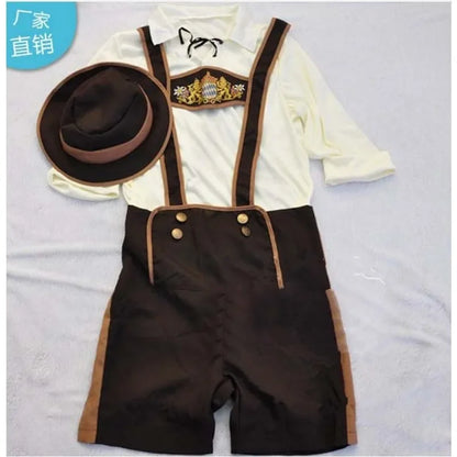 Traditionelle bayerische Tracht, braune Lederhose mit Trägern, weißes Hemd, Hut, Oktoberfest.