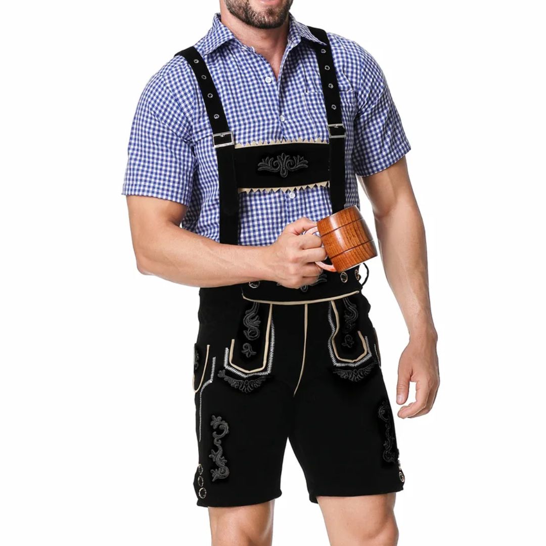Mann in traditioneller Lederhose mit blau-weißem Hemd und Bierkrug, Oktoberfest-Outfit.