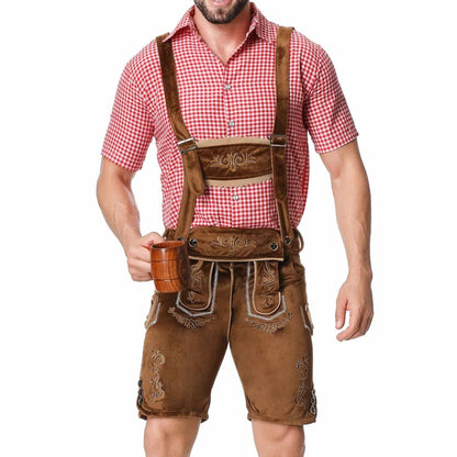 Mann in traditioneller brauner Lederhose mit rotem Karohemd und Bierkrug, Oktoberfest-Outfit.
