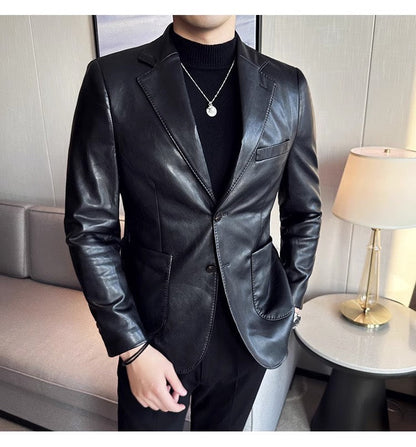 Mann in schwarzem Lederblazer, eleganter Stil, Wohnzimmer, Mode, Herrenbekleidung.