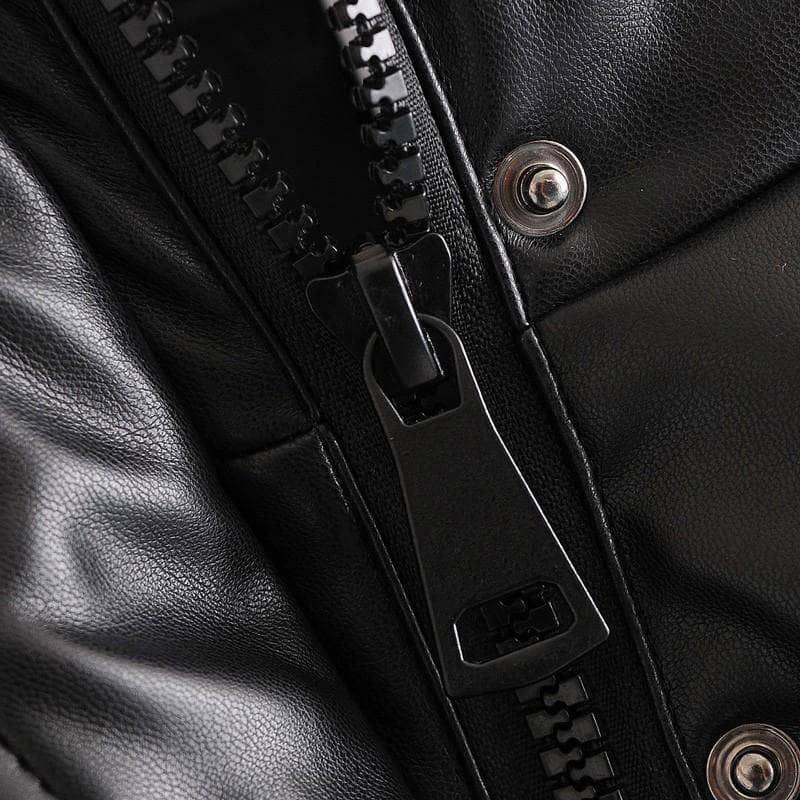 Schwarze Lederjacke mit Reißverschluss und Druckknöpfen, Nahaufnahme, modisch, hochwertig.