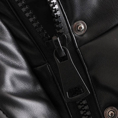 Schwarze Lederjacke mit Reißverschluss und Druckknöpfen, Nahaufnahme, modisch, hochwertig.