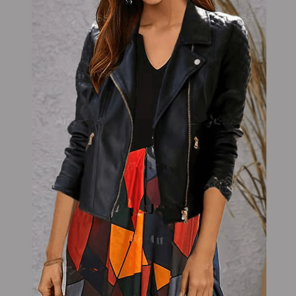 Schwarze Lederjacke Damen, Reißverschluss, modisch, Herbstmode, über buntem Kleid.