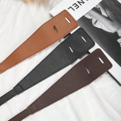 Drei Leder-Handtaschengriffe in Braun, Schwarz und Dunkelbraun auf weißem Hintergrund.