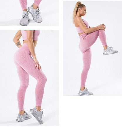 Frau in rosa nahtloser Sportleggings, Fitnessbekleidung, elastisch, bequem, Ganzkörperansicht.