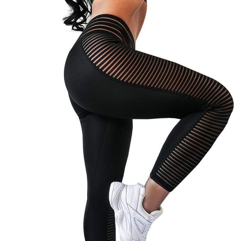 Frau in schwarzer Leggings mit transparenten Streifen, Sportbekleidung, Fitnessmode.
