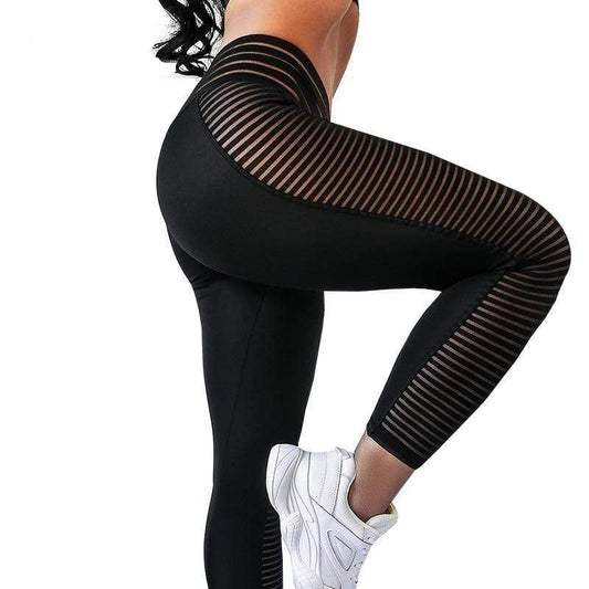 Frau in schwarzer Leggings mit transparenten Streifen, Sportbekleidung, Fitnessmode.