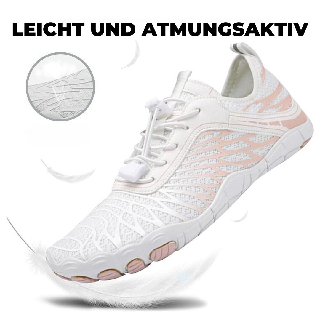 Weißer, atmungsaktiver Sportschuh mit leichtem Design und rutschfester Sohle.