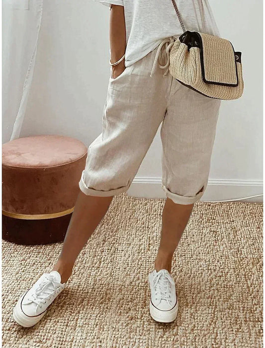 Damen Leinenhose beige, lässig, knielang, mit Kordelzug, ideal für Sommermode, bequem.