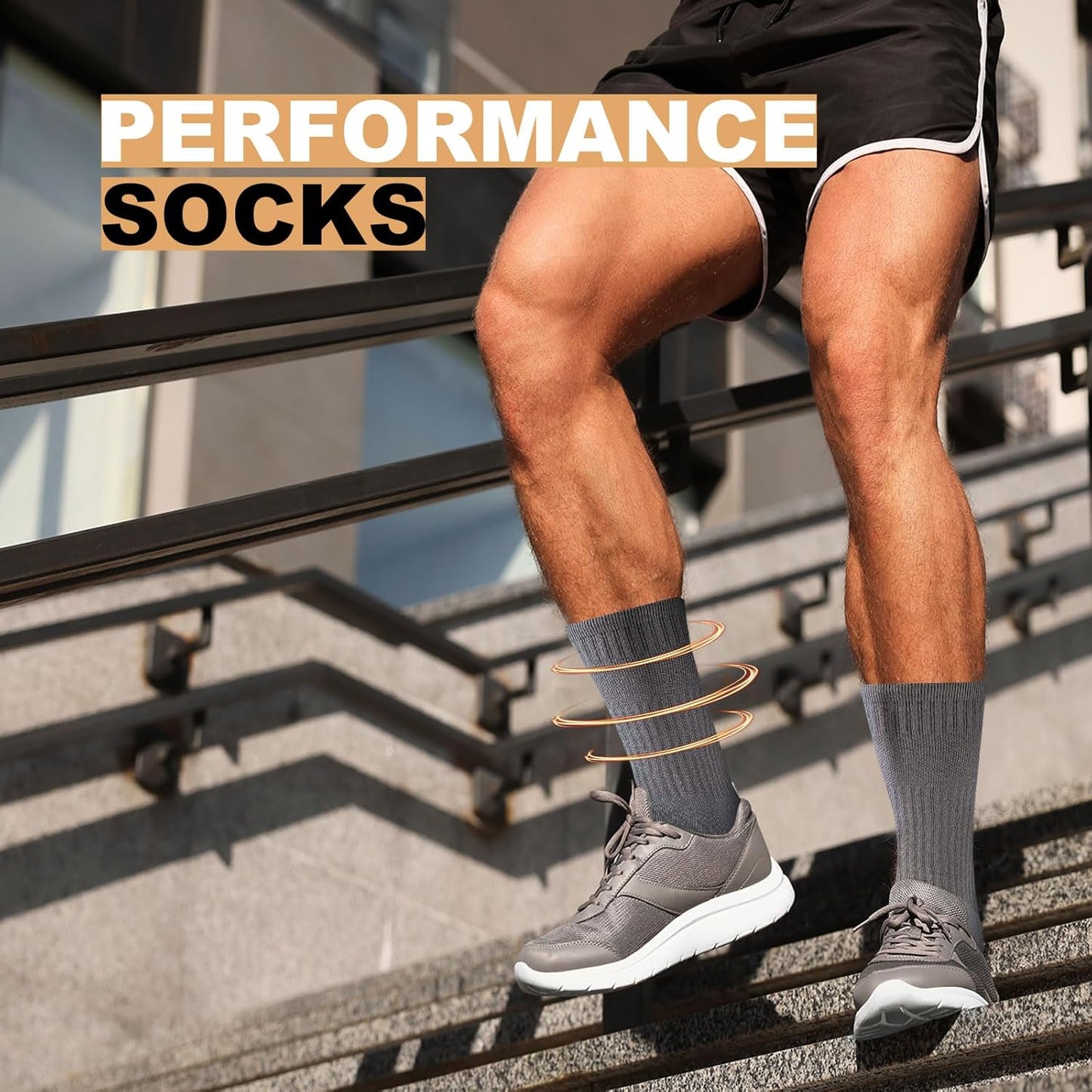 Mann mit grauen Sportsocken und Sneakers auf Treppe, Performance-Socken, Sportbekleidung.
