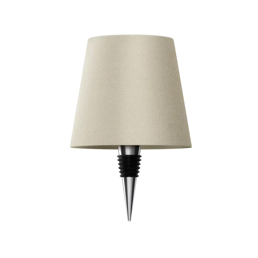 Beige lampskärm med flaskpropp i silverfärgad metall och svart gummi, fristående mot vit bakgrund. 15