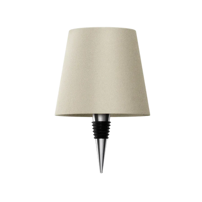 Beige lampskärm med flaskpropp i silverfärgad metall och svart gummi, fristående mot vit bakgrund. 15
