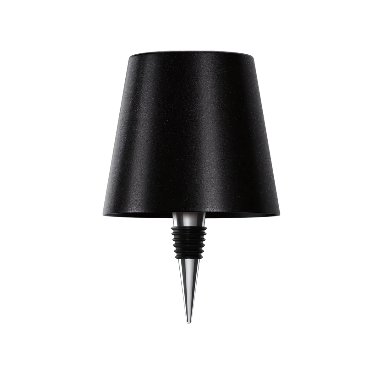 Svart lampskärm med flaskpropp i silverfärgad metall och svart gummi, fristående mot vit bakgrund. 11