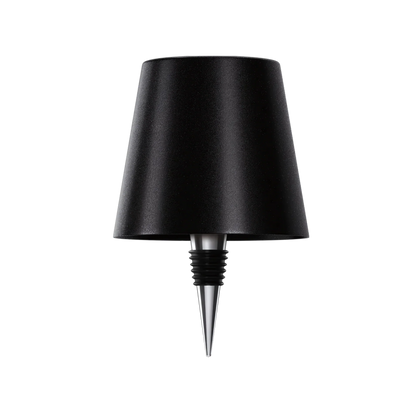 Svart lampskärm med flaskpropp i silverfärgad metall och svart gummi, fristående mot vit bakgrund. 11