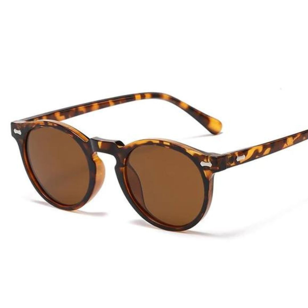 Braune Sonnenbrille mit Leopardenmuster, runde Gläser, modisches Accessoire, UV-Schutz.