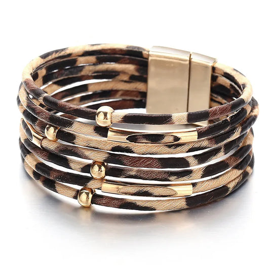 Leopardenmuster Armband, mehrschichtig, goldene Akzente, Magnetverschluss, modisches Accessoire.