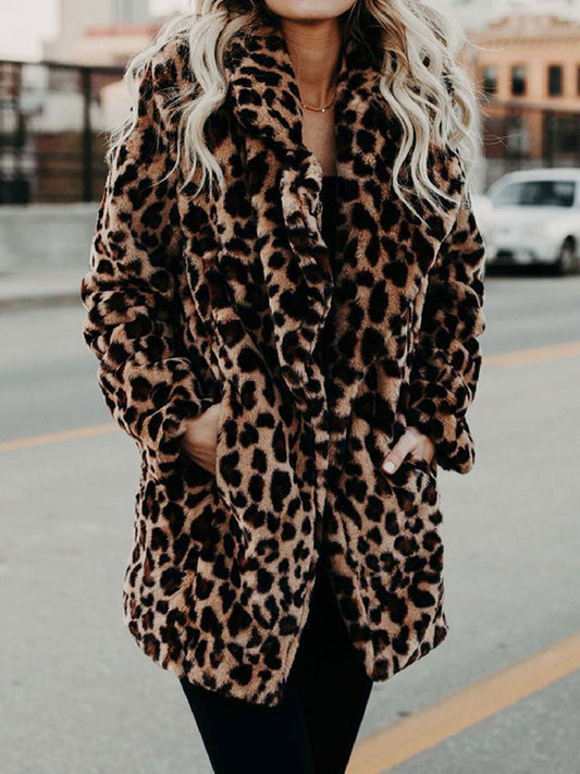 Frau in Leopardenmuster-Faux-Fur-Mantel, modisch, warm, urbaner Hintergrund.