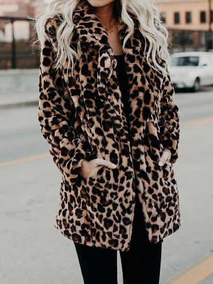 Frau in Leopardenmuster-Faux-Fur-Mantel, stilvoll, modisch, Herbstmode, Straße.