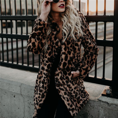 Frau in Leopardenmuster-Mantel, Sonnenbrille, blonde Haare, urbaner Hintergrund, Mode.