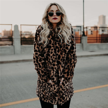 Frau in Leopardenmantel, Sonnenbrille, blonde Haare, urbaner Hintergrund, modischer Winterlook.