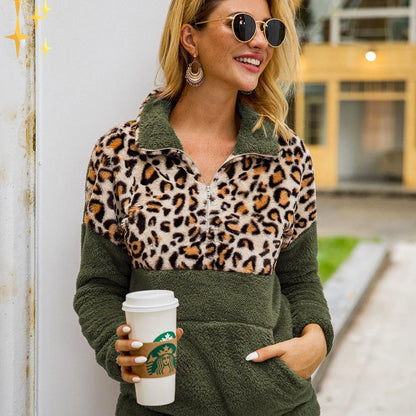 Frau in grünem Leoparden-Fleece-Pullover mit Kaffeebecher, modisch, Herbstkleidung.
