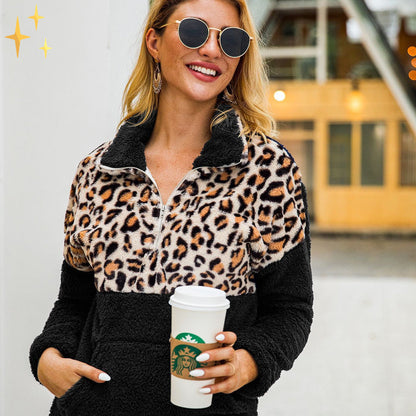 Frau in Leoparden-Fleecejacke mit Kaffeebecher, Sonnenbrille, lächelnd, modisch, urban.