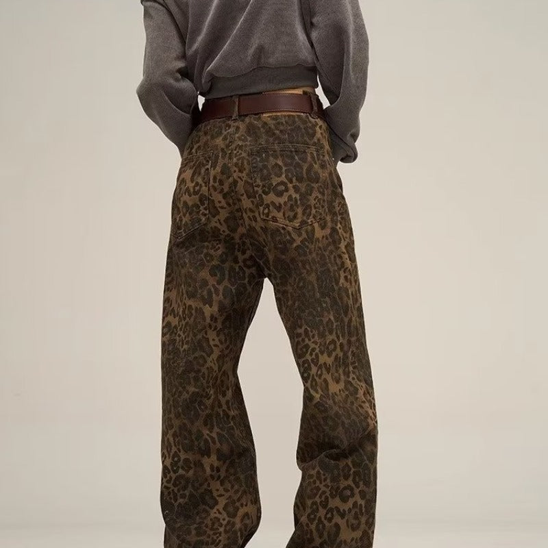 Person in brauner Leopardenhose, Rückansicht, lässiger Stil, modische Damenbekleidung.