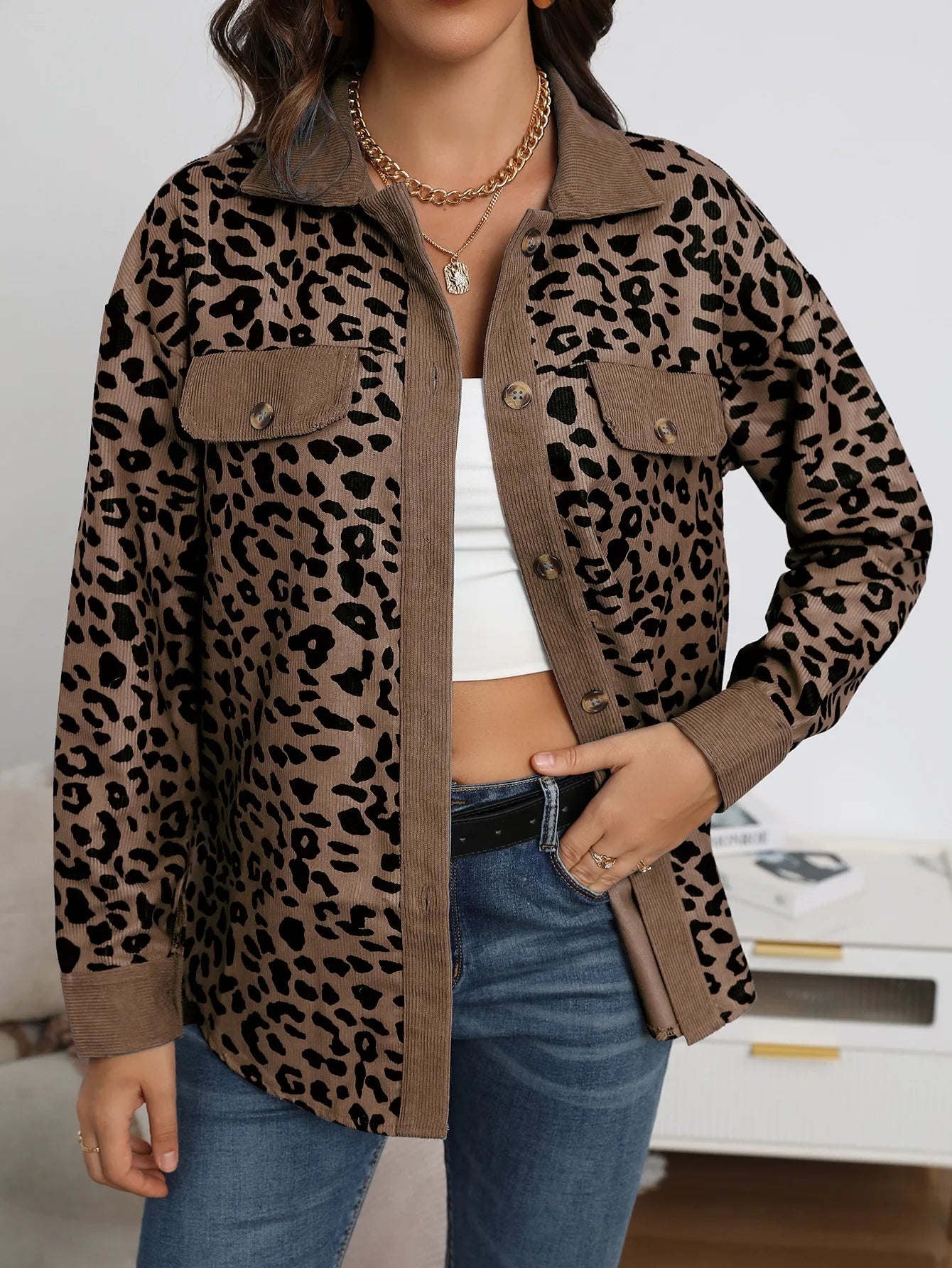 Damenjacke mit Leopardenmuster, braun, Langarm, Knopfleiste, Herbstmode 2024.