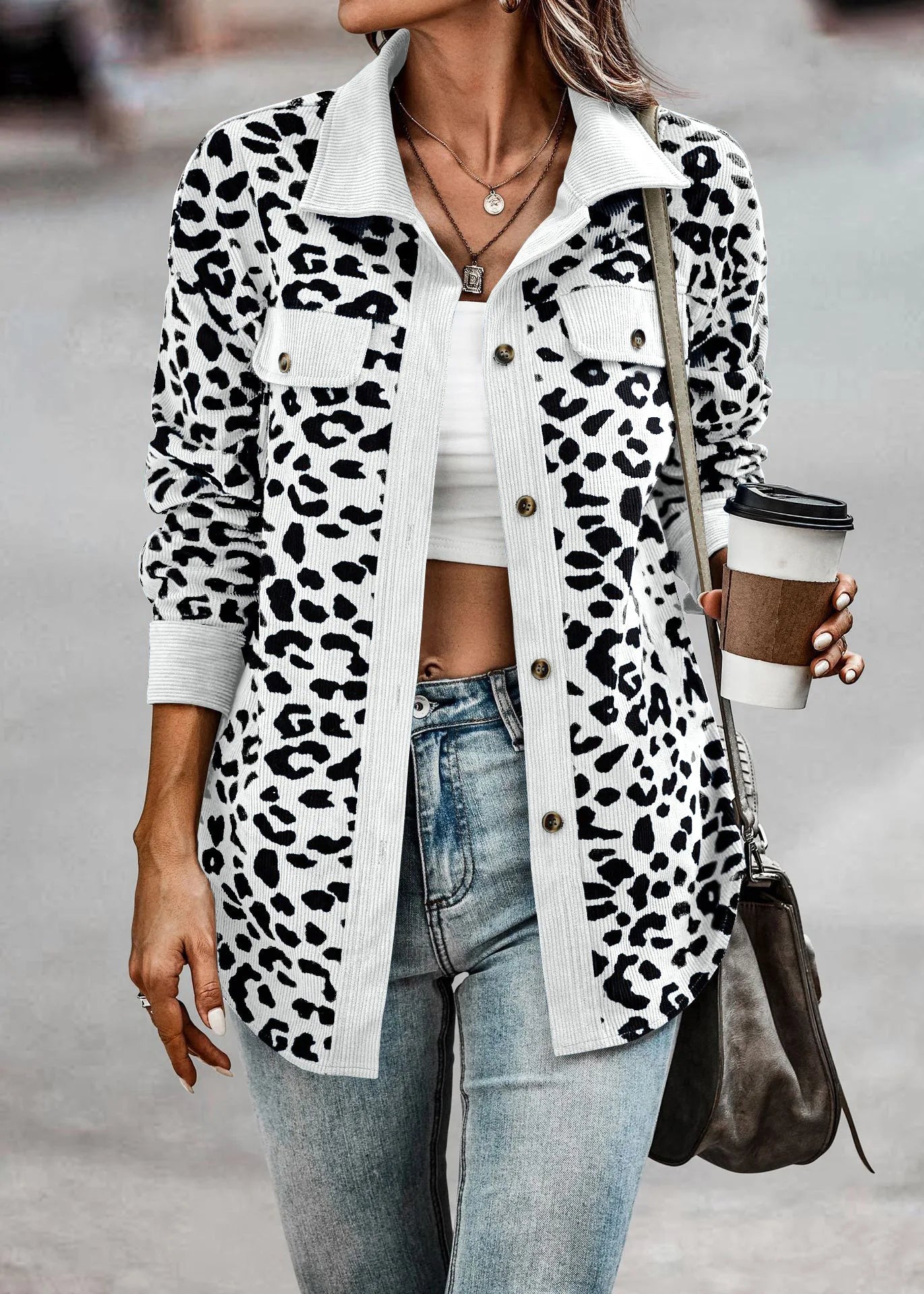 Frau in Leopardenmuster-Jacke, Langarm, Knöpfe, Herbstmode 2024, Kaffeebecher, Straße.