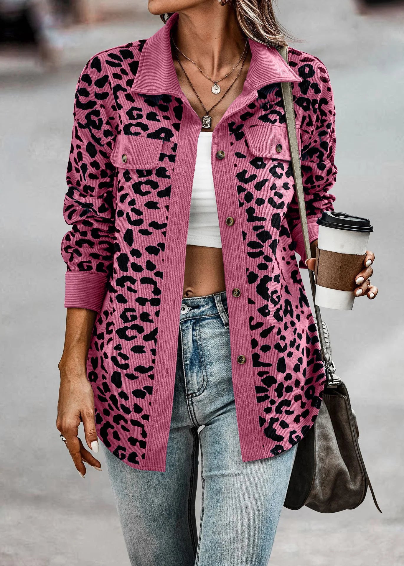 Frau in rosa Leopardenmuster-Jacke, Langarm, Knöpfe, Herbstmode, hält Kaffeebecher.