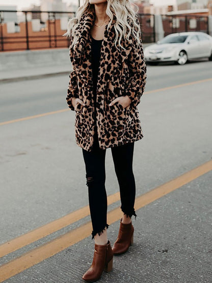 Frau in Leopardenmantel, schwarze Jeans, braune Stiefeletten, Stadtstraße, modisch, Herbstlook.