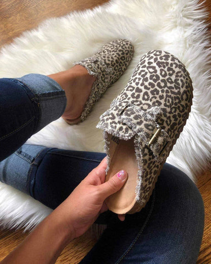Leopardenmuster Hausschuhe mit Schnalle, Damenmode, gemütlich, auf weißem Teppich.