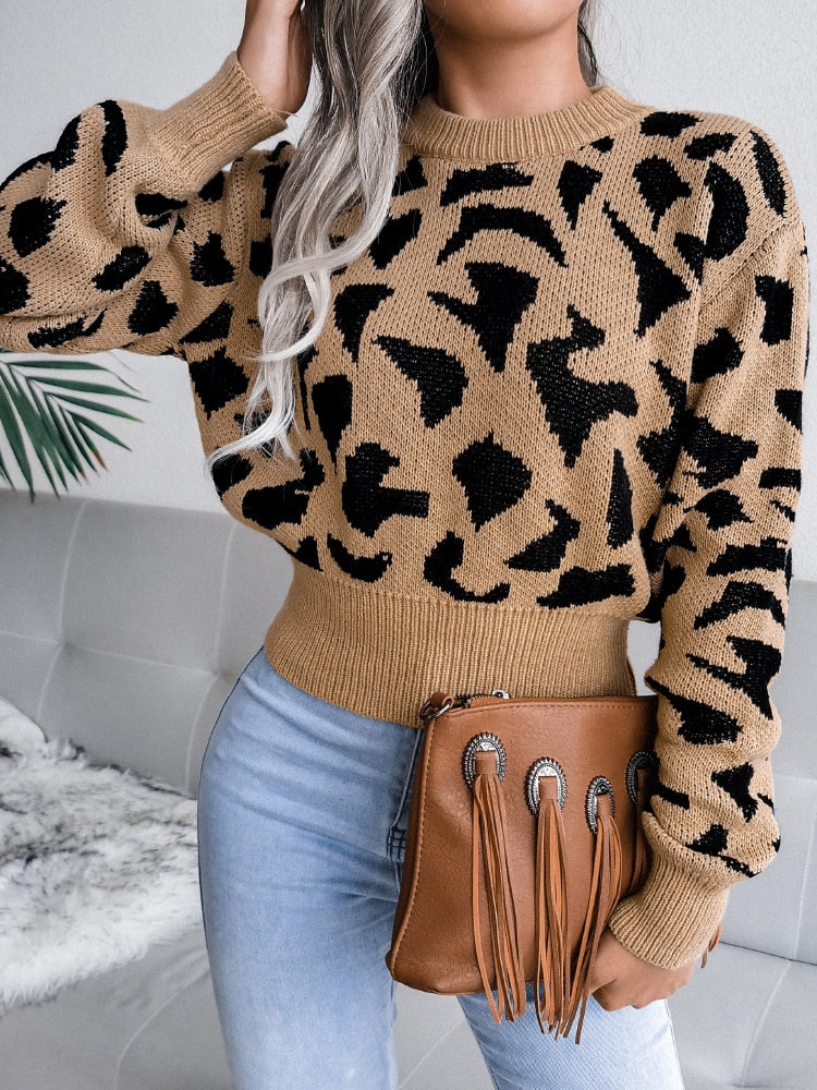 Frau in braunem Leopardenpullover mit brauner Fransenhandtasche, modisch, lässig.