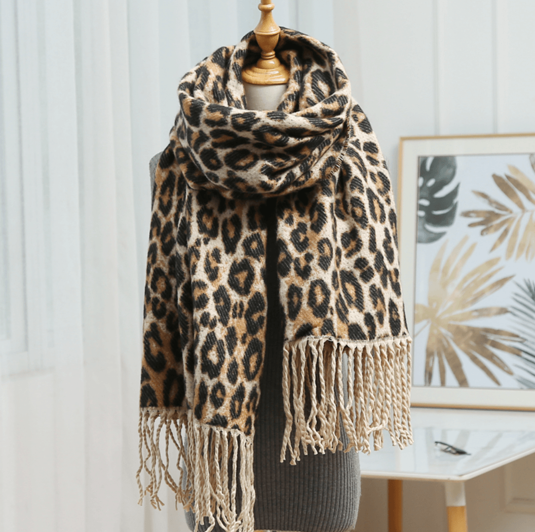 Leopardenmuster Schal, beige-braun, Fransen, Damenmode, Winteraccessoire, warm, stilvoll.