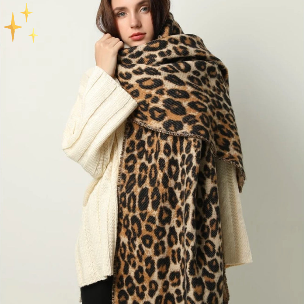 Frau mit Leopardenmuster-Schal, beige Strickpullover, modisches Accessoire, Herbstmode.